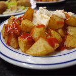 Una tapa de patatas bravas 