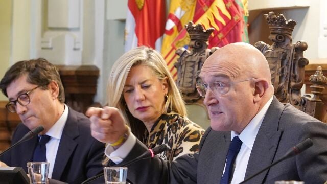 Carnero interviene en el pleno de presupuestos en presencia de Irene Carvajal