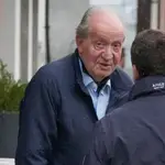 Don Juan Carlos sale del Restaurante D'Berto