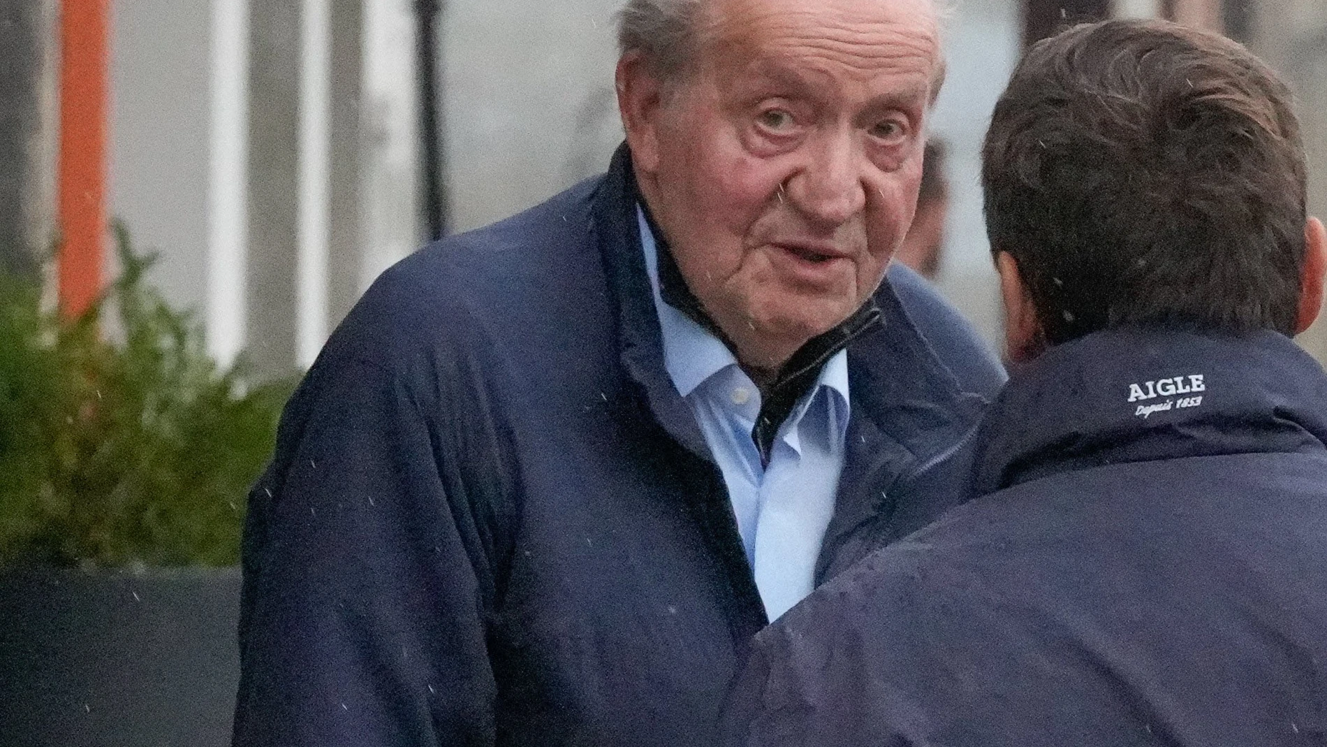 Don Juan Carlos sale del Restaurante D'Berto