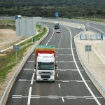 Un camión circula por la A-62 entre Fuentes de Oñoro (Salamanca) y la frontera con Portugal