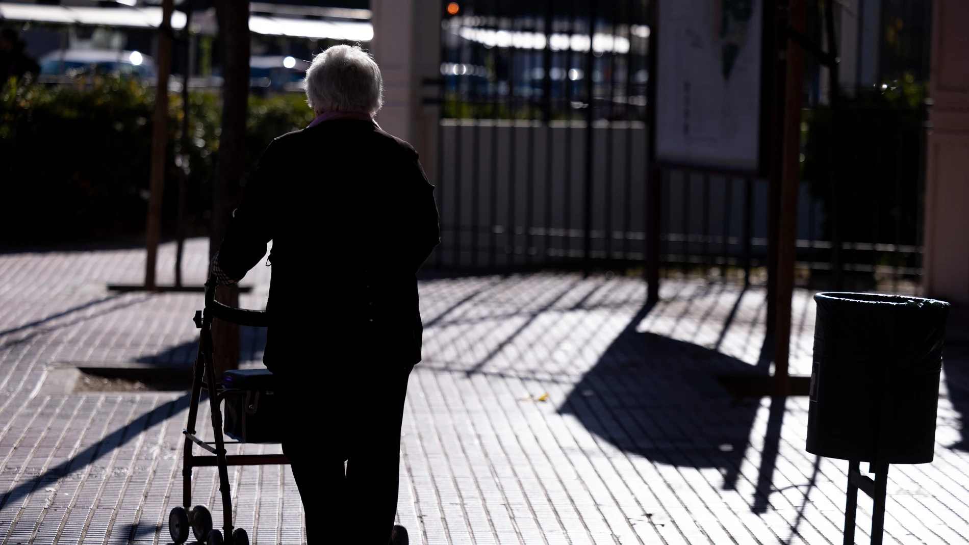 Una persona camina con un andador, a 26 de diciembre de 2024, en Madrid (España). La revalorización supondrá un aumento de 600 euros anuales para las pensiones contributivas, y de 500 euros anuales para las pensiones medias. La subida de las pensiones contributivas y de clases pasivas en un 2,8% para 2025, ya confirmada por el Gobierno el pasado noviembre, obedece a la fórmula de revalorización recogida en la Ley de reforma de las pensiones, en la que se tiene en cuenta, como referencia para determinar la subida de estas prestaciones, el IPC interanual promedio de doce meses (de diciembre del año anterior a noviembre del ejercicio en vigor).