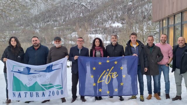 Participantes de la mesa mesa territorial del proyecto Life en León con participación de los alcaldes de Villablino y Palacios del Sil y la alcaldesa de Páramo del Sil, además de Ángel Arranz, director general de Patrimonio Natural y Política Forestal, acompañado por el jefe del servicio de Espacios Naturales, Flora y Fauna, David Cubero, y por el jefe del servicio territorial de Medio Ambiente de León, Jesús Méndez