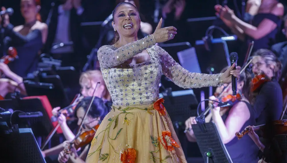 La tonadillera Isabel Pantoja durante el concierto que ha ofrecido ese sábado en Zaragoza, con motivo de la Gira de 50 Aniversario.
