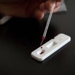 Un hombre se realiza la prueba rápida del COVID-19 en su domicilio.