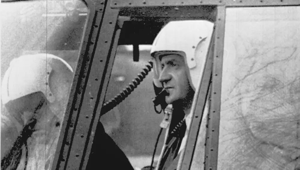 Los Reyes de España, Juan Carlos y Sofía, acudieron en la jornada de hoy al "land" de Bremen donde visitaron el Museo Marítimo y el Puerto de Contenedores. En la foto el rey Juan Carlos se trasladó hasta el aeropuerto pilotando el helicóptero.