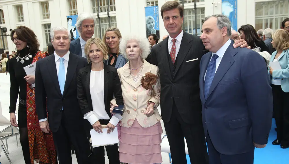 La Duquesa de Alba , que recibió hoy una de las Medallas de Oro de la ciudad de Madrid, concedidas por el Ayuntamiento, junto a sus hijos, Carlos Martinez de Irujo , Eugenia Martinez de Irujo , Jacobo Martinez de Irujo y su esposa Inka Martí (detrás), Cayetano Martinez de Irujo y Alfonso Martinez de Irujo , durante el acto de entrega de los galardones celebrado en el Palacio de Cibeles, sede central del consistorio madrileño.