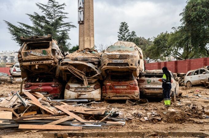 Dos meses después de las devastadoras inundaciones provocadas por la dana, miles de coches se acumulan en campas llenas de barro, polvo y escombros