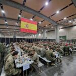 Los militares cenan en uno de los pabellones de la Feria de Valencia