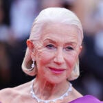 Helen Mirren con corte de pelo long bob con canas.