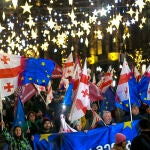 Manifestantes georgianos marchan en Tiflis con banderas nacionales y europeas