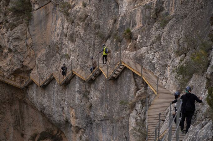 Un mirador de cristal amplía la ruta sobre la presa del río Amadorio (Alicante)