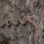 Un mirador de cristal amplía la ruta sobre la presa del río Amadorio (Alicante)