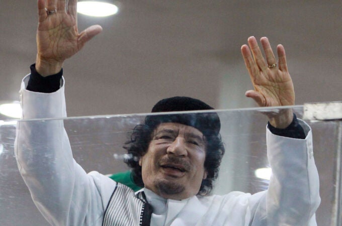 Imagen de archivo datada el 25 de febrero de 2010 del líder libio Muamar al Gadafi, en Bengasi, Libia