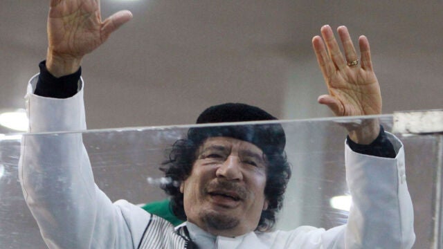 Imagen de archivo datada el 25 de febrero de 2010 del líder libio Muamar al Gadafi, en Bengasi, Libia