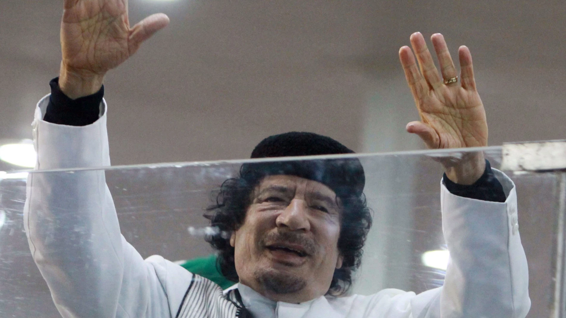 Imagen de archivo datada el 25 de febrero de 2010 del líder libio Muamar al Gadafi, en Bengasi, Libia