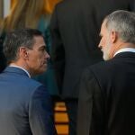  El rey Felipe VI (d) conversa con el presidente del Gobierno, Pedro Sánchez (i), a su llegada este martes a la 35 sesión ordinaria del Patronato de la Fundación Carolina, presidida por el Rey en el Palacio de la Zarzuela en Madrid. 