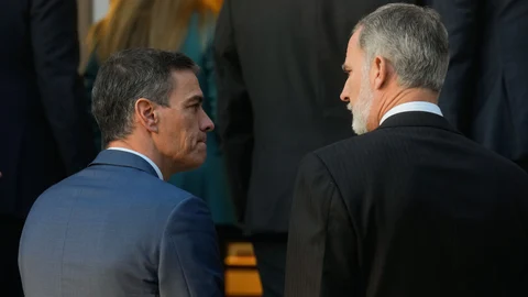 El rey Felipe VI (d) conversa con el presidente del Gobierno, Pedro Sánchez (i), a su llegada este martes a la 35 sesión ordinaria del Patronato de la Fundación Carolina, presidida por el Rey en el Palacio de la Zarzuela en Madrid.
