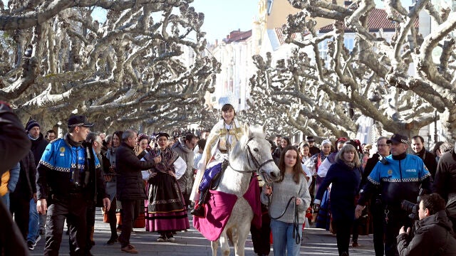 Miguel Puebla Agustín, el joven de diez años que ha hecho las veces de El Obispillo, recorre las calles de Burgos en un caballo blanco