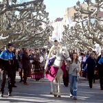 Miguel Puebla Agustín, el joven de diez años que ha hecho las veces de El Obispillo, recorre las calles de Burgos en un caballo blanco