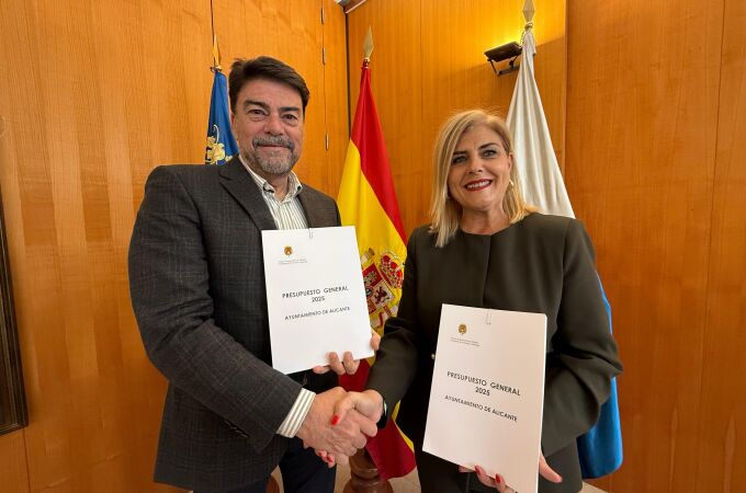 El alcalde de Alicante, Luis Barcala, y la portavoz municipal de Vox, Carmen Robledillo con la propuesta de presupuestos 