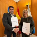 El alcalde de Alicante, Luis Barcala, y la portavoz municipal de Vox, Carmen Robledillo con la propuesta de presupuestos 