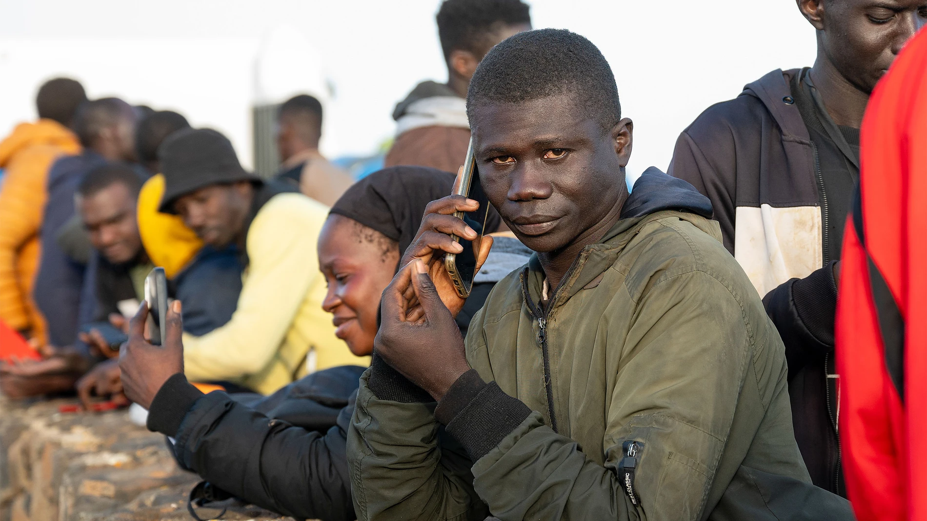 HARÍA (LANZAROTE), 28/12/2024.- Una embarcación tipo neumática con 34 migrantes a bordo ha llegado a la costa de Haría, cerca de los Jameos del Agua. 580 personas, entre ellas al menos 68 mujeres y 16 menores, han alcanzado este sábado las costas canarias a bordo de ocho embarcaciones precarias, en una jornada de rescates e intervenciones que ha vuelto a ser frenética. EFE/ Adriel Perdomo