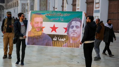 La bandera rebelde siria con la imagen de su líder, Abu Mohammed al-Jolani, en la mezquita de los Omeya en Damasco
