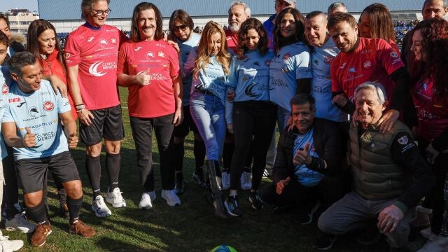 La presidenta de la Comunidad de Madrid, Isabel Díaz Ayuso, hace el saque de honor en el partido benéfico 'Artistas contra famosos' a beneficio de la Fundación Aless Lequio celebrado en Fuenlabrada, este sábado. 