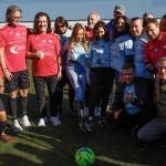 La presidenta de la Comunidad de Madrid, Isabel Díaz Ayuso, hace el saque de honor en el partido benéfico 'Artistas contra famosos' a beneficio de la Fundación Aless Lequio celebrado en Fuenlabrada, este sábado. 