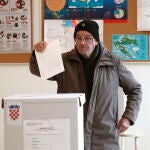 Un croata deposita su voto en un colegio electoral de Zagreb