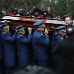 Funeral ortodoxo de los dos pilotos y la azafata fallecidos en el aterrizaje de emergencia del avión de Azaerbaijan Airlines