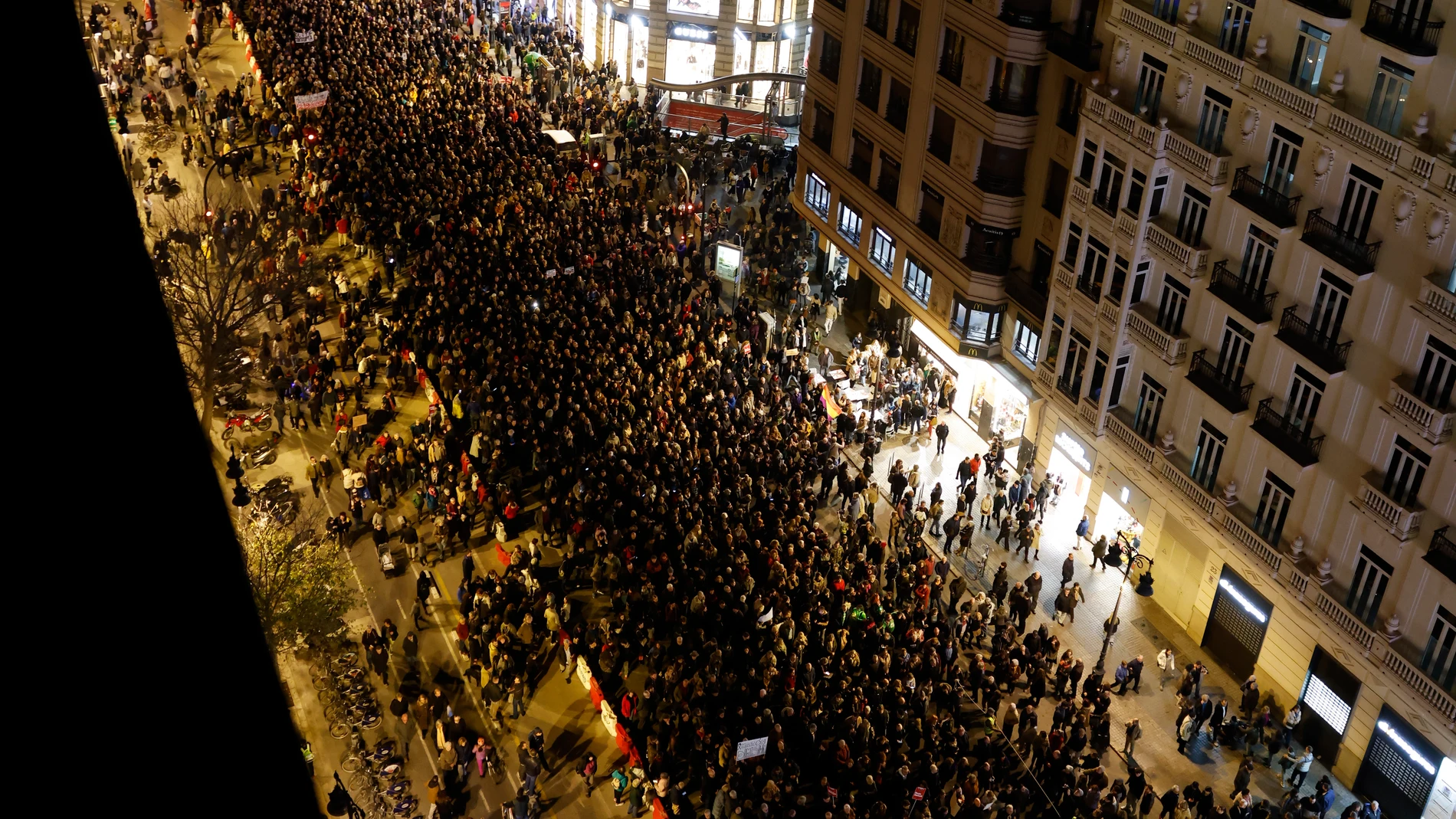 Vista general de la tercera manifestacióneste domingo por el centro de la capital coincidiendo con el día en que se cumplen dos meses desde la dana.