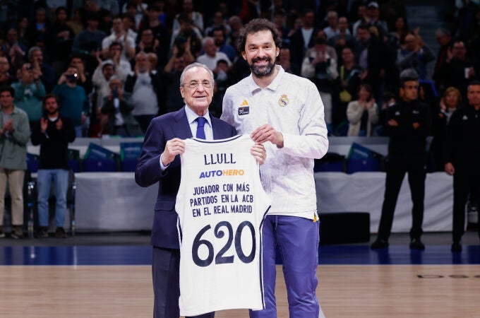 Florentino Pérez entregó a Llull una camiseta con sus 620 partidos en la ACB con el Real Madrid