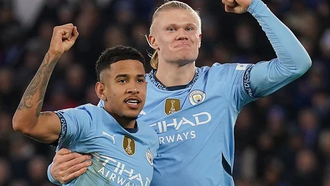 Haaland y Savinho celebran un gol del City en la última jornada de la Premier