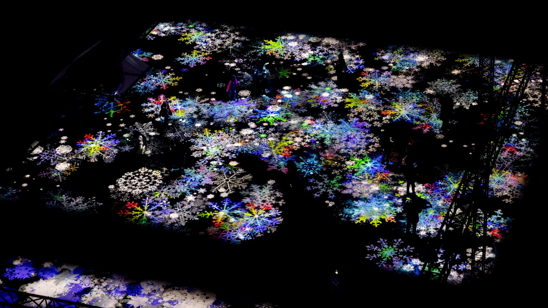 Varias personas ven las proyecciones en la instalación interactiva ‘Navidad de cristal’, en el Patio Central del Centro de Cultura Contemporánea Condeduque, a 29 de diciembre de 2024, en Madrid (España). El Patio Central de Condeduque acoge, desde el 26 al 30 de diciembre, la instalación interactiva ‘Navidad de cristal’, ideada por el artista internacional Miguel Chevalier y que convierte el espacio en un paisaje invernal y al público en el protagonista. 29 DICIEMBRE 2024 Ricardo Rubio / Eu...