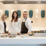 Victoria Rodríguez (responsable de restauración de ILUNION Hotels), Beatriz Miguel (directora de negocio de ILUNION Hotels) y Ramiro Sánchez (director de Depontigo Maher Cooks) en Umániko de ILUNION Atrium 