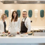 Victoria Rodríguez (responsable de restauración de ILUNION Hotels), Beatriz Miguel (directora de negocio de ILUNION Hotels) y Ramiro Sánchez (director de Depontigo Maher Cooks) en Umániko de ILUNION Atrium
