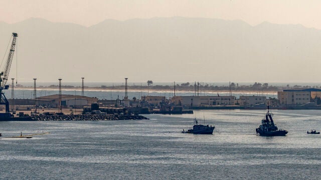 Marruecos logra remolcar la patrullera encallada en Melilla fuera de aguas españolas