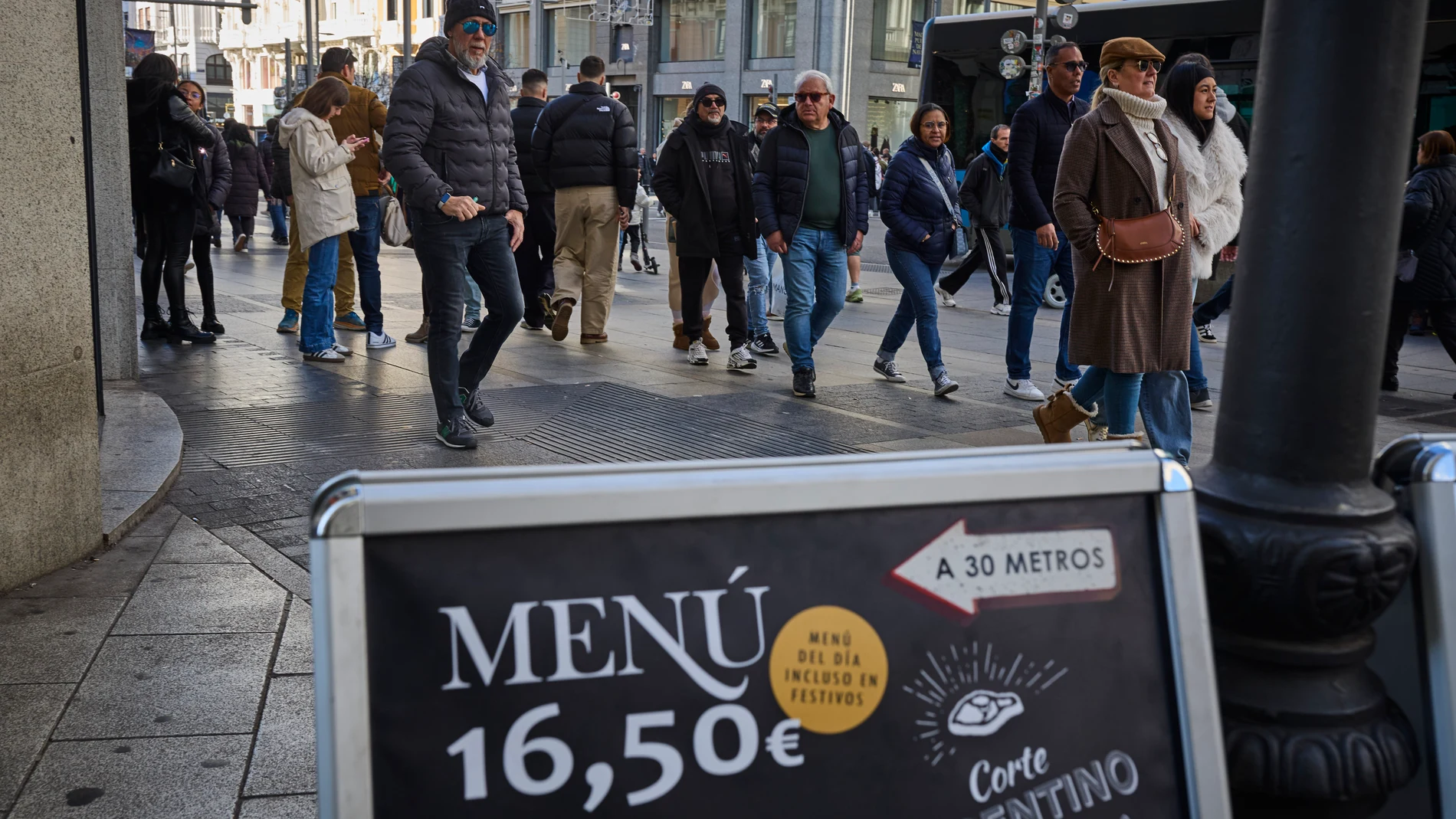 La subida descontrolada de los precios ha amainado, pero la tendencia sigue al alza. El índice de precios al consumo acaba el año con una variación del 2,8% en diciembre, cuatro décimas más con respecto al dato de noviembre. Pese al incremento, la variación es muy inferior a la media registrada a lo largo del año pasado, del 3,6%. En estos doce meses (de enero a diciembre) la inflación media se acerca al 2,9%. © Alberto R. Roldán / Diario La Razón. 30 12 2024
