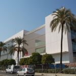 Altercados y un detenido en la sede de la Policía Local de Sevilla tras morir ahogado un vendedor callejero