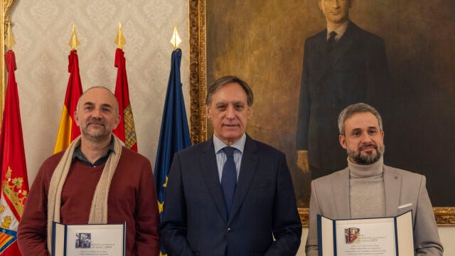 García Carbayo, entre los dos ganadores, Román Piña Valls y Ramiro Gairín Muñoz