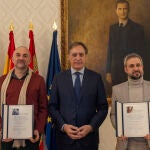 García Carbayo, entre los dos ganadores, Román Piña Valls y Ramiro Gairín Muñoz