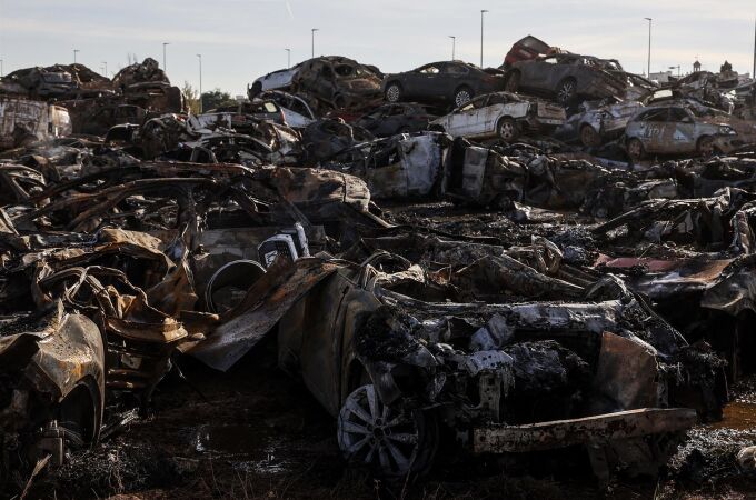 Bernabé subraya la disposición del Gobierno para ayudar a extraer los coches dañados por la dana de las campas