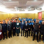 Foto de familia de Suárez-Quiñones e Irene Cortes con los policías, bomberos y voluntarios de Protección Civil que han recibido los diplomas