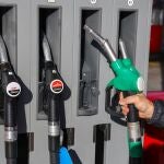 Una persona reposta en una gasolinera, a 26 de diciembre de 2024, en Madrid (España). Coincidiendo con la primera fase de la operación salida de Navidad, que tuvo lugar desde el pasado 20 de diciembre hasta ayer, 25 de diciembre, los precios de los carburantes frenaron su tendencia al alza