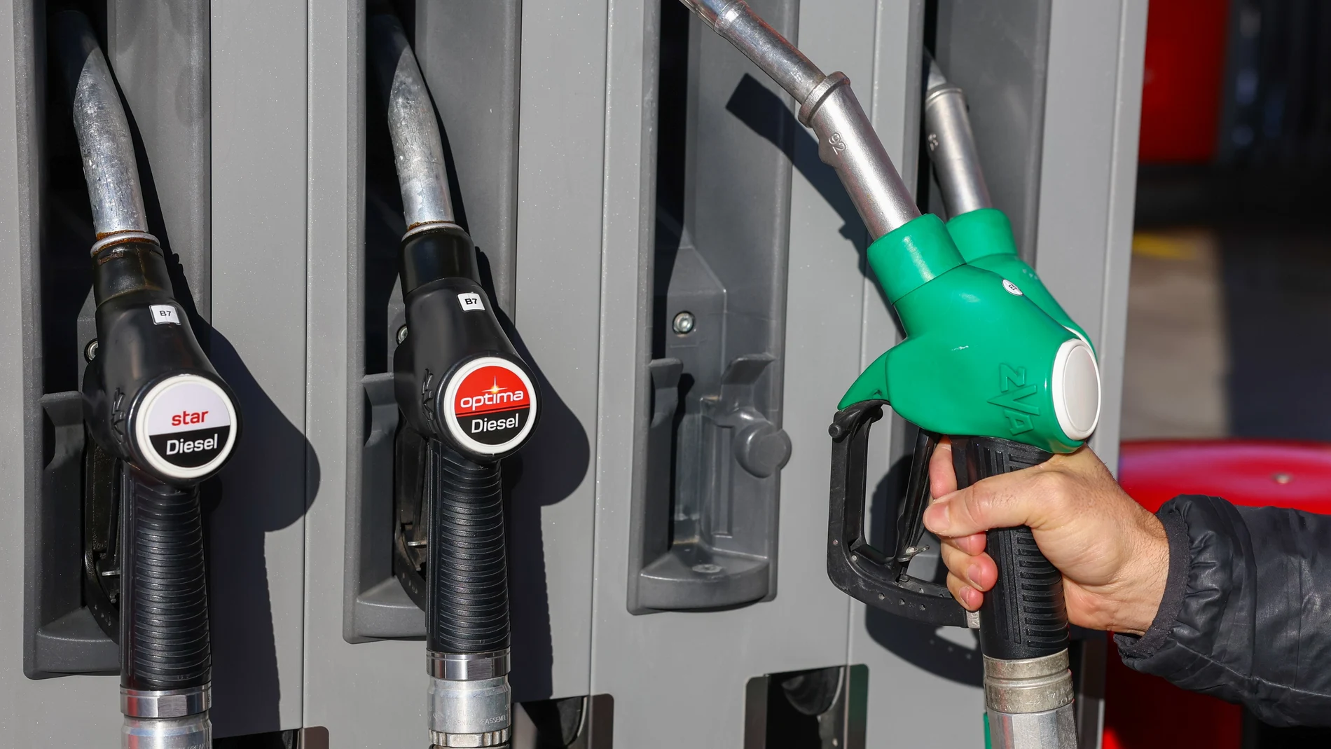 Una persona reposta en una gasolinera, a 26 de diciembre de 2024, en Madrid (España). Coincidiendo con la primera fase de la operación salida de Navidad, que tuvo lugar desde el pasado 20 de diciembre hasta ayer, 25 de diciembre, los precios de los carburantes frenaron su tendencia al alza