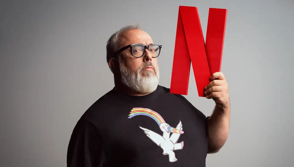 Álex de la Iglesia posa con camiseta de Curro y logo de Netflix