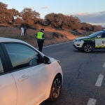 Hallan una persona muerta por disparos dentro de un vehículo en una carretera de Badajoz