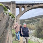 El consejero de Cultura de la Junta de Castilla y León, Gonzalo Santonja, y el director general de Patrimonio de Castilla y León, Juan Carlos Prieto, en el Yacimiento de Siega Verde.